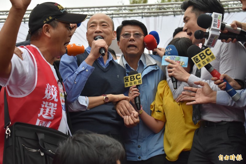 作家顏擇雅推測,這次立委補選後,中國並未因為國民黨受挫而改變對台策略,仍對國民黨大力施壓,因為「2020就是中國對台灣有辦法以經逼政的最後機會了」。圖為台南市立委補選候選人謝龍介(前左三)最後衝刺造勢,高雄市長韓國瑜(前左二)三度助選。(資料照,記者楊金城攝) 作家顏擇雅推測,這次立委補選後,中國並未因為國民黨受挫而改變對台策略,仍對國民黨大力施壓,因為「2020就是中國對台灣有辦法以經逼政的最後機會了」。圖為台南市立委補選候選人謝龍介(前左三)最後衝刺造勢,高雄市長韓國瑜(前左二)三度助選。(資料照,記者楊金城攝)