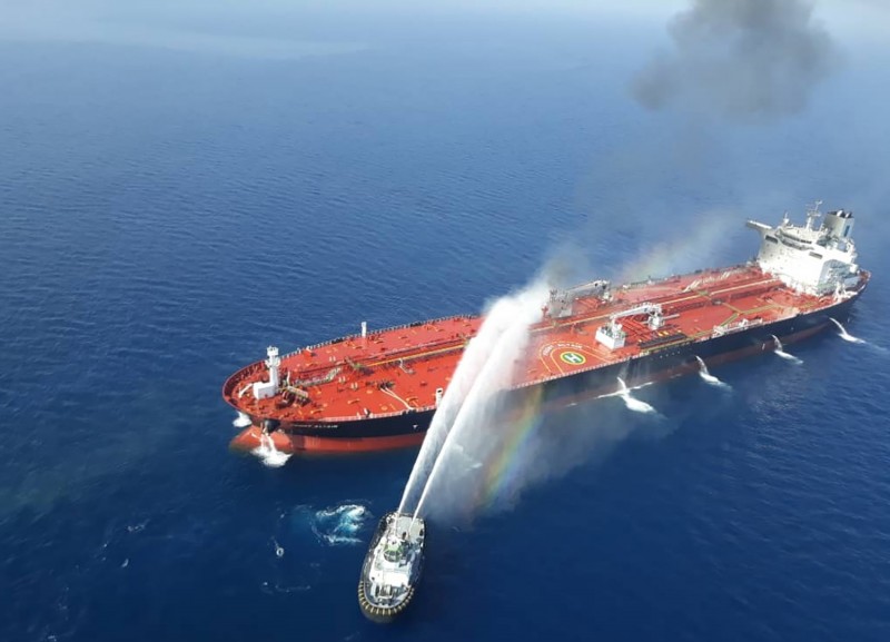 兩艘油輪在阿曼灣遭受襲擊，其中一艘證實為台灣中油租用的油輪「Front Altair」。（法新社）
