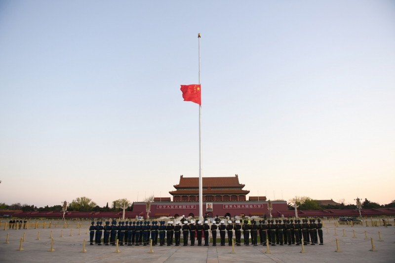中國政府於今日在北京天安門廣場下半旗，表達哀悼。（美聯社）