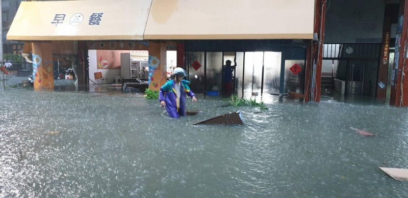 高雄市三民區正興里因本月19日的大雨，淹水災情也相當嚴重。（圖擷取自沈秀玲臉書）