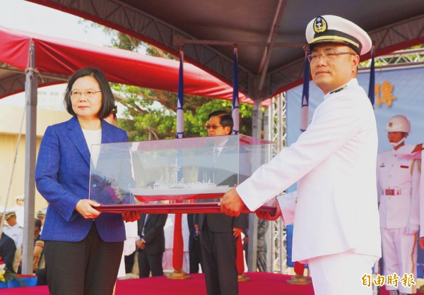 Sun Wei-lung, right, commander of the Perry-class guided missile frigate Feng Chia, presents President Tsai Ing-wen with a model of the ship during a commissioning ceremony yesterday at the Zuoying naval base in Kaohsiung’s Zuoying District.
Photo: Chien Jung-fong, Taipei Times Sun Wei-lung, right, commander of the Perry-class guided missile frigate Feng Chia, presents President Tsai Ing-wen with a model of the ship during a commissioning ceremony yesterday at the Zuoying naval base in Kaohsiung’s Zuoying District.
Photo: Chien Jung-fong, Taipei Times