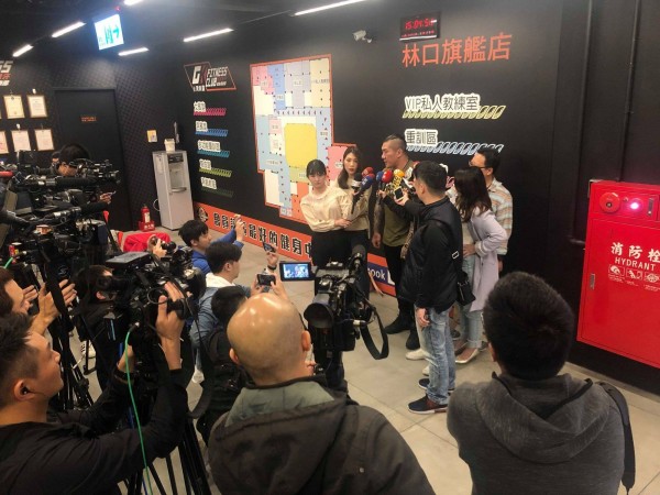 館長今日受訪時表示,自己也喜歡賺錢,其實有很多中國業者有興趣將他的品牌引渡過去,但是「國家尊嚴跟人民尊嚴要擺在第一位」,錢再賺就有了。(圖擷取自飆捍臉書) 館長今日受訪時表示,自己也喜歡賺錢,其實有很多中國業者有興趣將他的品牌引渡過去,但是「國家尊嚴跟人民尊嚴要擺在第一位」,錢再賺就有了。(圖擷取自飆捍臉書)