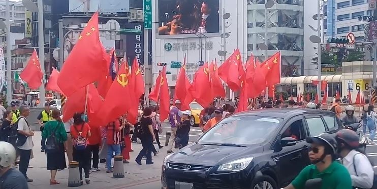 西門町街道出現中國五星旗與共產黨旗，讓民眾相當反感。（圖擷取自影片）