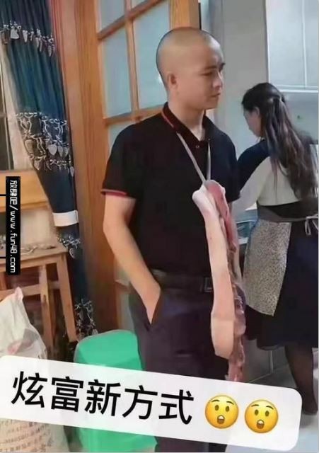 中國一名身穿黑色POLO衫的光頭男子，脖子上掛著豬肉，稱這是「炫富新方式」。（圖擷自Fun48網站）