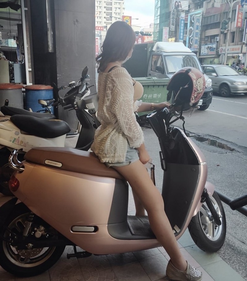 一名女網友在臉書社團「台南 Gogoro Club」貼出一張坐在Gogoro上的照片詢問,「請問各位車友,如果有刮痕該怎麼處理」。一開始有熱心的網友表示包膜即可,還貼出推薦的店家,但沒多久留言就慢慢歪樓,幾乎都把目光聚焦在原PO的好身材上。(圖擷取自臉書社團「台南 Gogoro Club」) 一名女網友在臉書社團「台南 Gogoro Club」貼出一張坐在Gogoro上的照片詢問,「請問各位車友,如果有刮痕該怎麼處理」。一開始有熱心的網友表示包膜即可,還貼出推薦的店家,但沒多久留言就慢慢歪樓,幾乎都把目光聚焦在原PO的好身材上。(圖擷取自臉書社團「台南 Gogoro Club」)