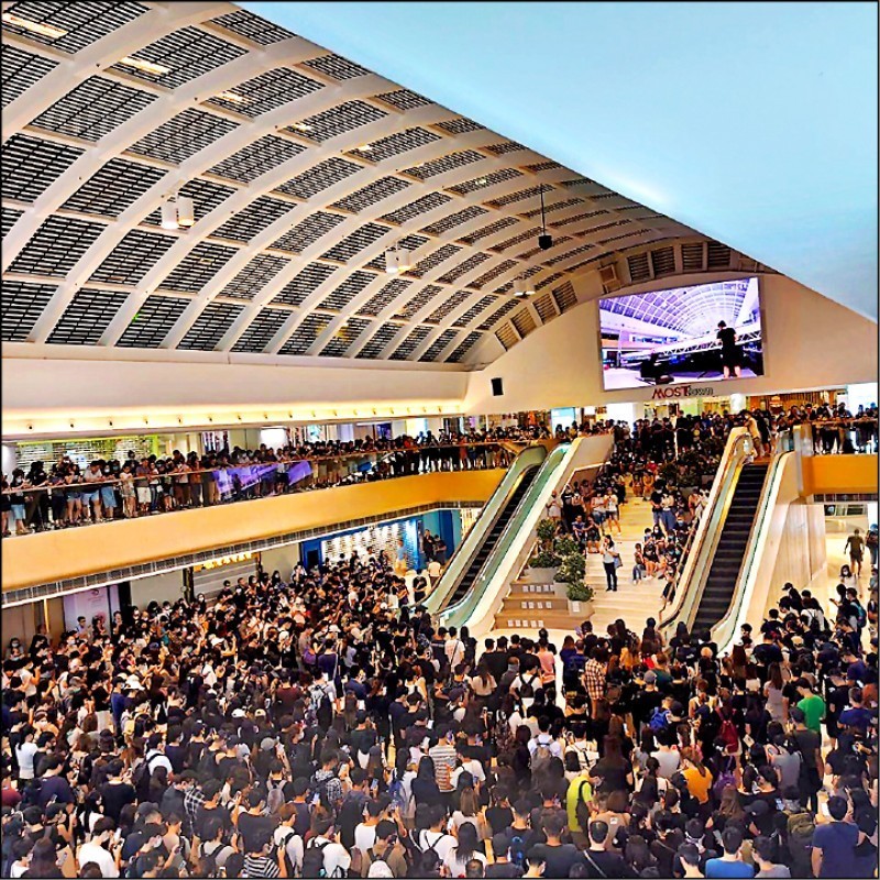 香港逾千名示威者晚間在馬鞍山市中心的「新港城中心」，宣讀《香港臨時政府宣言》。（圖取自臉書「字悠野」粉絲專頁）