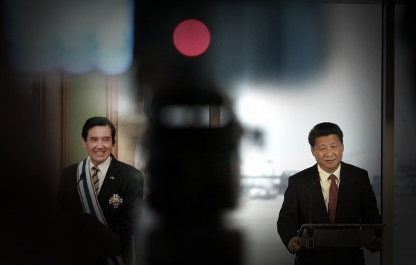 針對新加坡兩岸領導人會談的對話共識,馬政府先期磋商人員已經前往與中國國台辦人員進行溝通,據確知,中國希望將「一個中國」原則放進「馬習會」的共識之中,馬政府則主張以「九二共識」含括,截至今天雙方仍在意見拉鋸。(本報合成照) 針對新加坡兩岸領導人會談的對話共識,馬政府先期磋商人員已經前往與中國國台辦人員進行溝通,據確知,中國希望將「一個中國」原則放進「馬習會」的共識之中,馬政府則主張以「九二共識」含括,截至今天雙方仍在意見拉鋸。(本報合成照)