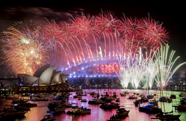 澳洲雪梨以破紀錄的煙火數量及璀璨奪目的聲光特效，在台灣時間2018年12月31日晚間21時為全球揭開跨年序幕。（路透）