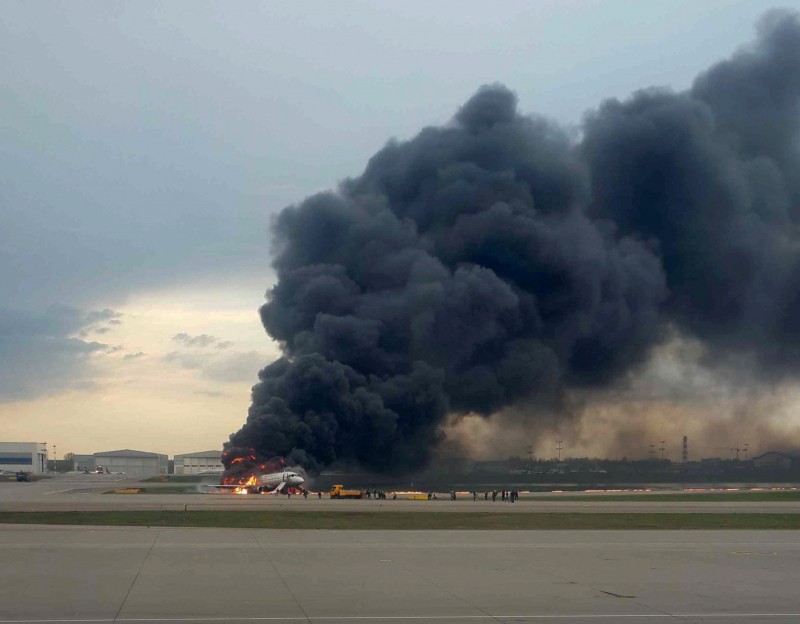 俄羅斯航空客機起火迫降,已知41死。(路透) 俄羅斯航空客機起火迫降,已知41死。(路透)