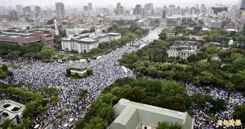 主辦單位提到，反紅媒遊行人數絕對比韓國瑜造勢所「膨風」的人數要來得更多。（記者羅沛德攝）