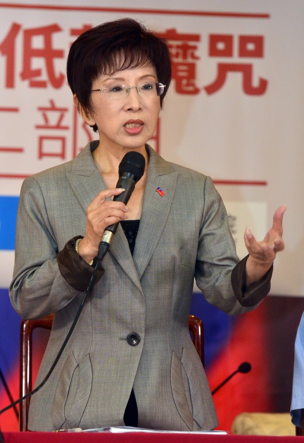 國民黨總統參選人洪秀柱今召開記者會宣布其青年政策,主張建設「國家職能給力學院」和發放「給力券」,鼓勵失業年輕人能接受職業訓練,但外界指出「給力」一詞為中國用語,可能不太適合當成台灣政策的名字。(記者王藝菘攝) 國民黨總統參選人洪秀柱今召開記者會宣布其青年政策,主張建設「國家職能給力學院」和發放「給力券」,鼓勵失業年輕人能接受職業訓練,但外界指出「給力」一詞為中國用語,可能不太適合當成台灣政策的名字。(記者王藝菘攝)