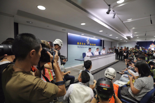 該網友指，6月13日有記者發起在香港警方召開記者會上「帶頭盔」的活動，但郭顯熙（圖左）並未參與。（圖擷取自連登討論區）