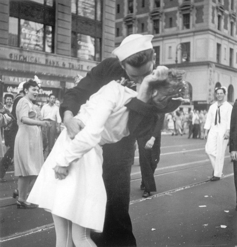 出現在二戰經典照片「勝利之吻」中的美國水兵門多薩，傳出在安養中心辭世，享耆壽95歲。（美聯社）