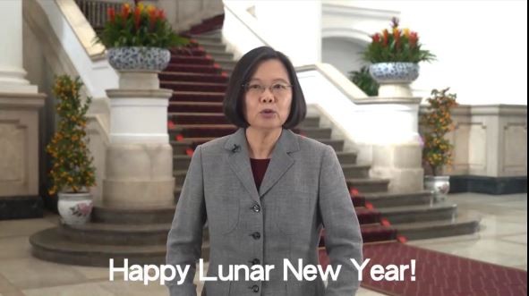 總統蔡英文向民眾拜早年，表示過年期間有很多外國朋友來台灣旅行，歡迎大家來到世界上最友善的國家，跟我們共度農曆新年假期，「Happy Lunar New Year！」。（圖擷取自蔡英文LINE影片）