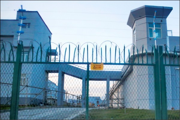 中國當局在新疆興建無數再教育營，大舉關押逾百萬少數民族人士，此為再教育營外觀。（路透）