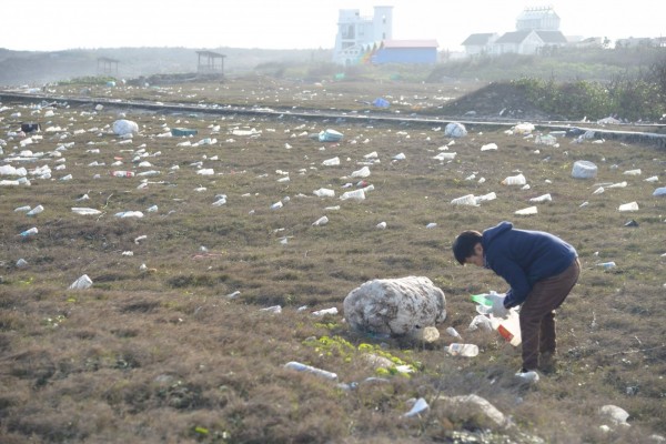 合橫國小昨日一共撿了近千樣垃圾，寶特瓶共535件，其中有4成以上來自中國。（圖擷取自合橫國小臉書）