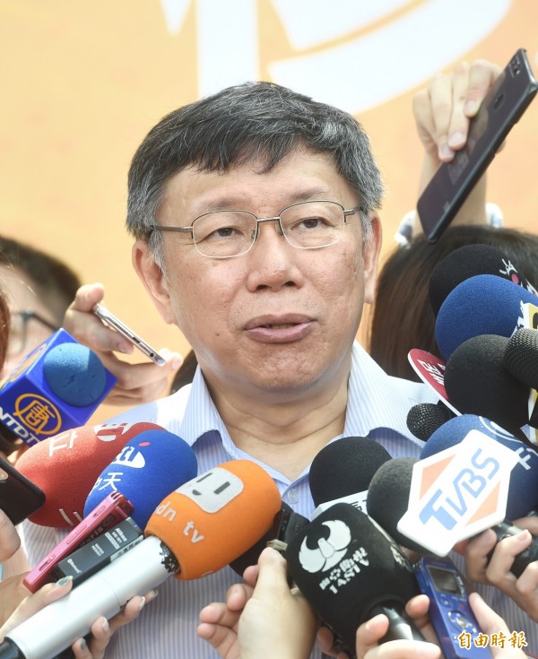 10日瑪莉亞颱風來襲,台北市長柯文哲宣布當天下午4點停班停課,造成「4點之亂」,矛頭紛紛指向柯文哲,但北市府幕僚的LINE群組卻發現疑點,從柯文哲在其中的裁示「雖然新北要4點下班」,推斷出4點之亂似乎是新北市的決定。(資料照) 10日瑪莉亞颱風來襲,台北市長柯文哲宣布當天下午4點停班停課,造成「4點之亂」,矛頭紛紛指向柯文哲,但北市府幕僚的LINE群組卻發現疑點,從柯文哲在其中的裁示「雖然新北要4點下班」,推斷出4點之亂似乎是新北市的決定。(資料照)