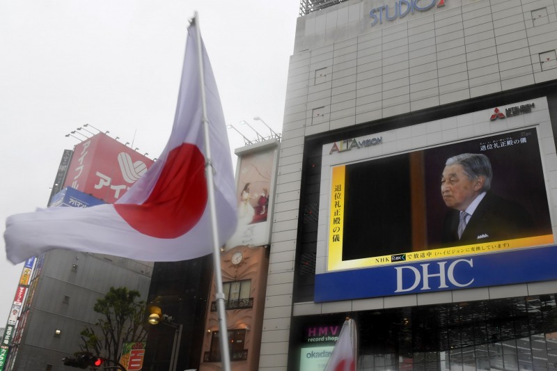 日本各地許多電視牆也同步轉播儀式。（法新社）