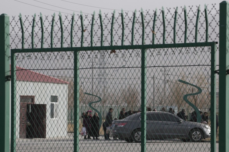 曾被迫在中國新疆「再教育營」工作的哈薩克人薩吾提拜（Sayragul Sauytbay）揭露，中國宣稱這些不是「集中營（concentration camps）」和監獄，但那都是謊言，她親眼看到裡面充滿洗腦、虐待、姦淫女性等暴行。圖為新疆阿圖什市再教育營。（美聯社）