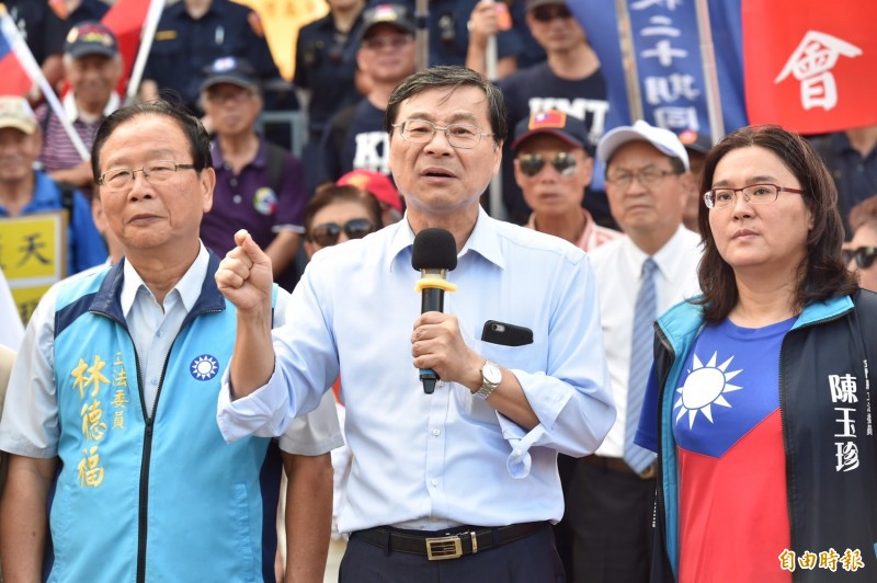 針對年改釋憲案大法官會議認定大部分條文合憲,國民黨傍晚聲明表達「深感遺憾!」多數條文大法官並未採納立委聲請釋憲的相關主張而認定合憲,「令人有『為德不卒』之感!」圖為立法院國民黨團總召曾銘宗(中)等人到司法院關切。(記者塗建榮攝) 針對年改釋憲案大法官會議認定大部分條文合憲,國民黨傍晚聲明表達「深感遺憾!」多數條文大法官並未採納立委聲請釋憲的相關主張而認定合憲,「令人有『為德不卒』之感!」圖為立法院國民黨團總召曾銘宗(中)等人到司法院關切。(記者塗建榮攝)