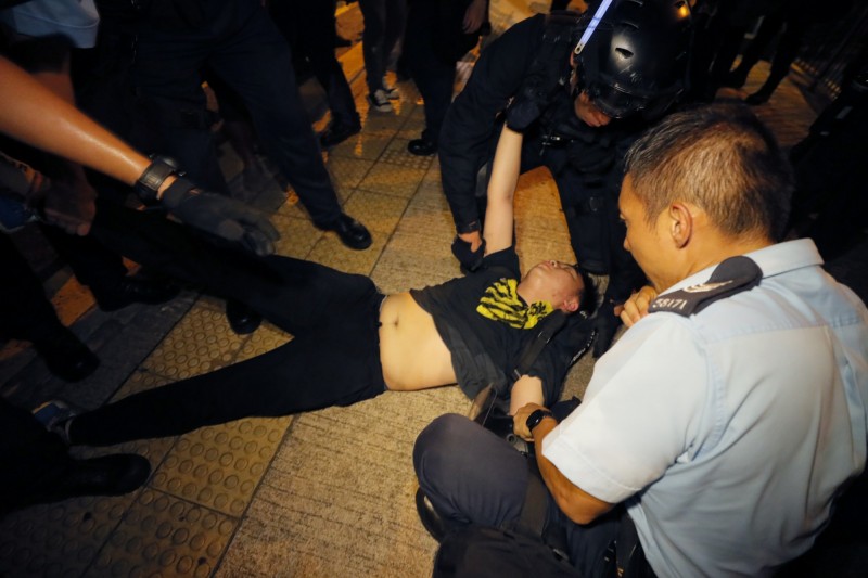 香港警方在反送中的抗議行動中制服了一名抗議者。（美聯社）