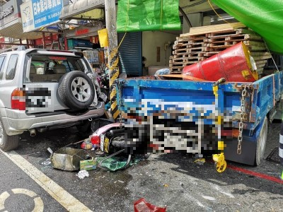貨車撞進早餐店造成10人受傷。（記者顏宏駿翻攝）