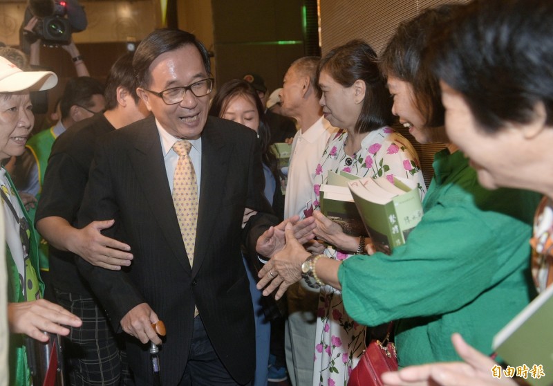 前總統陳水扁今天出席台灣北社18周年募款餐會，並舉辦簽書會，受到熱烈歡迎。（記者張嘉明攝）