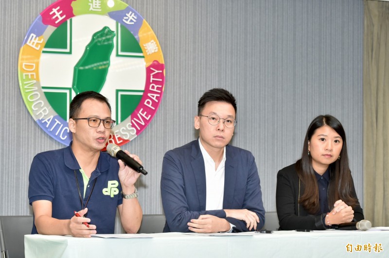 民進黨中國事務部副主任林琮盛(左)、民進黨副秘書長林飛帆(中)、民進黨發言人薛呈懿(右)召開「香港人權法治倒退 國際社會同關注」記者會,林飛帆提出「三個不要」,呼籲北京與港府「不要錯估情勢」、「不要一意孤行」、「不要濫捕濫訴」。(記者塗建榮攝) 民進黨中國事務部副主任林琮盛(左)、民進黨副秘書長林飛帆(中)、民進黨發言人薛呈懿(右)召開「香港人權法治倒退 國際社會同關注」記者會,林飛帆提出「三個不要」,呼籲北京與港府「不要錯估情勢」、「不要一意孤行」、「不要濫捕濫訴」。(記者塗建榮攝)