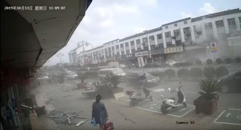 小吃店氣爆(右方)隔著大馬路竟然能影響到隔著大馬路的對街(左方),可見威力之巨大。(圖擷自「Calvin Kwang」YouTube) 小吃店氣爆(右方)隔著大馬路竟然能影響到隔著大馬路的對街(左方),可見威力之巨大。(圖擷自「Calvin Kwang」YouTube)