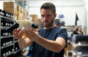 3D列印手槍發明人威爾森(Cody Wilson),涉嫌性侵一名16歲少女,遭到美國警方通緝,而警方調查發現,威爾森最後一個停留位置是台灣台北,曾入住文華東方飯店,但已在7日退房,目前行蹤不明。(法新社資料照) 3D列印手槍發明人威爾森(Cody Wilson),涉嫌性侵一名16歲少女,遭到美國警方通緝,而警方調查發現,威爾森最後一個停留位置是台灣台北,曾入住文華東方飯店,但已在7日退房,目前行蹤不明。(法新社資料照)