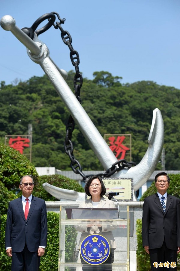 今日為「八六海戰」53週年,蔡英文今上午前往海軍司令部,為「新海軍啟航」紀念碑揭碑。蔡英文表示,海軍新時代將由「潛艦國造」領航,而在人助、自助情形下,「我們的決心與信心,國際友人看到了」。(記者朱沛雄攝) 今日為「八六海戰」53週年,蔡英文今上午前往海軍司令部,為「新海軍啟航」紀念碑揭碑。蔡英文表示,海軍新時代將由「潛艦國造」領航,而在人助、自助情形下,「我們的決心與信心,國際友人看到了」。(記者朱沛雄攝)