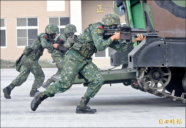 陸軍花防部官兵在總統視察時實施攻擊演練，使用的正是T-91戰鬥步槍。（記者游太郎攝）