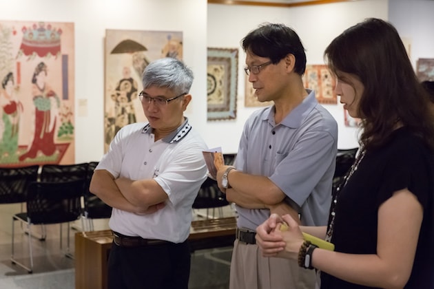 專業的導覽令老師也聽得入神。