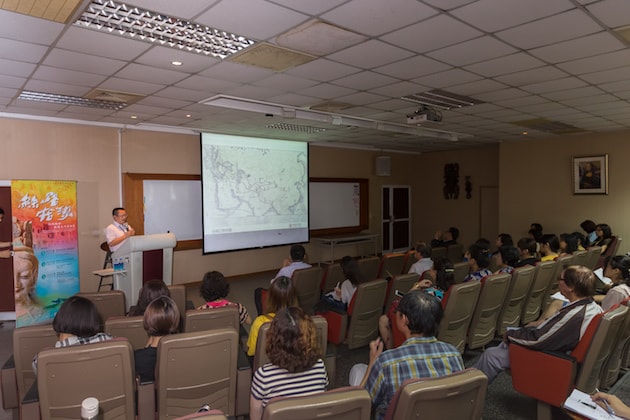 敦煌研究院羅華慶副院長講解藏經洞的來龍去脈，吸引學子專心聆聽。