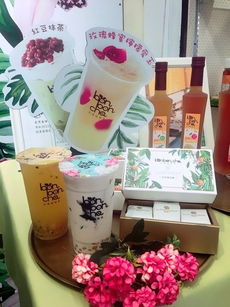 (創意鳳梨酥等多元產品讓顧客享受悠閒豪華下午茶。圖/BonBon Cha 台灣棒棒茶提供)