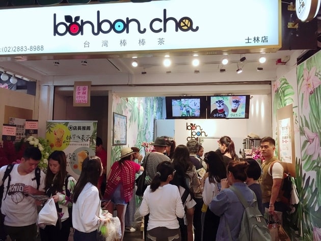 (門市呈現的氛圍能夠刺激顧客感官。圖/BonBon Cha 台灣棒棒茶提供)
