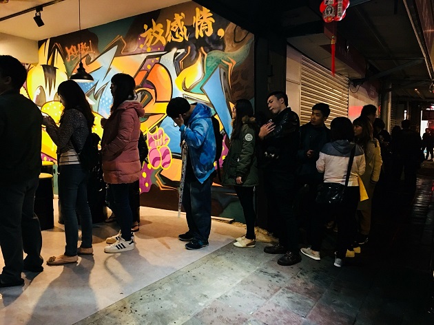 台北人也很古意，也來排隊，雖然一個三明治要烤上5分鐘，還是供不應求。