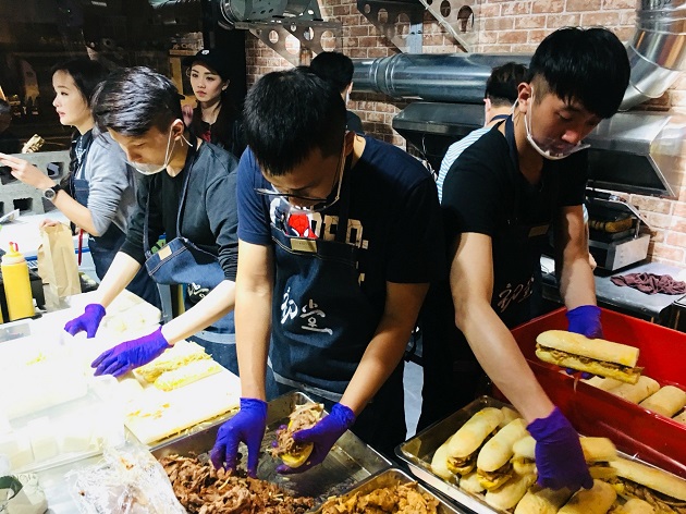 不僅食材很「醬」就，連料理人員都必須戴上口罩，讓來客吃得更健康。