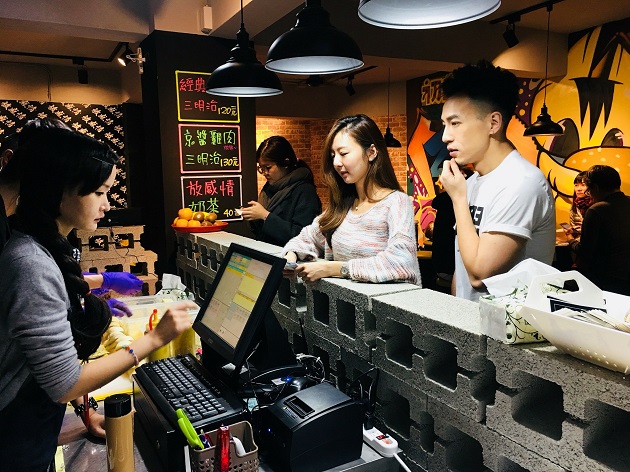 台北人對深夜排隊很有耐性，跟台中店一樣，等待美食自律性很高。