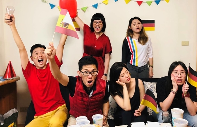 和朋友一起穿上隊伍代表色服裝，真的超有臨場感，就像在現場觀賽一樣。