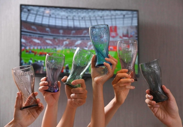 拿起「2018 Coca-Cola世足杯」，和夥伴一起舉杯歡慶得勝時刻！