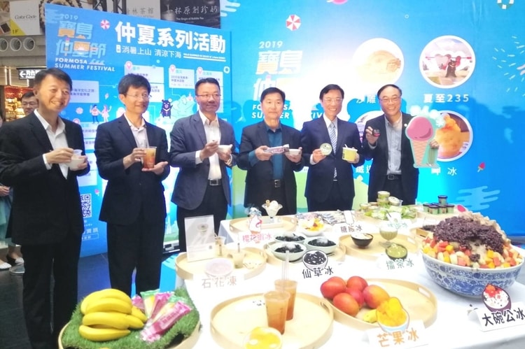 交通部觀光局周永暉局長、交通部鐵路局長張政源、交通部常務次長祁文中等與貴賓品嚐各地冰品。