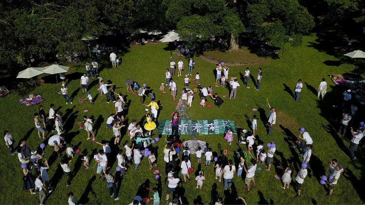 百組親子在志清湖畔玩泡泡同樂,傳遞『用愛陪伴』的重要性。