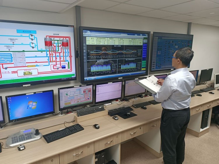 能管員透過能源管理系統隨時掌握院內用電情形。