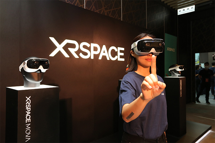 消費者只要戴上「XRSPACE MOVA」，就能瞬間置身「XRSPACE MANOVA」建構的虛擬世界中的永慶門市，由永慶經紀人協助在虛擬世界中帶看房屋。