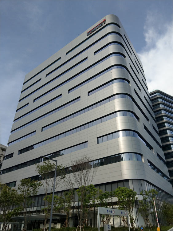 即將落成的板橋TPKC雲端運算中心，通過台灣建築中心「鑽石級綠建築」認證，為國內雲端資料中心最新成功範例。