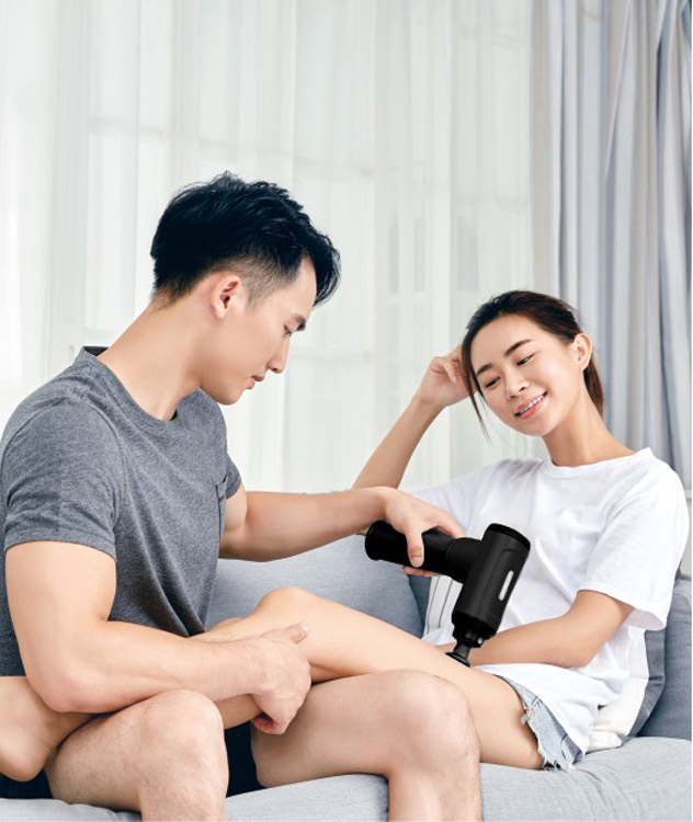 美國HOMEDICS家醫專業級無線筋膜按摩槍，有別於其它品牌僅能使用30分鐘至2小時，該機種擁有12小時超長續航力，專利智能螢幕LCD顯示，內附4款奈米抑菌材質按摩頭，即便外出或旅行攜帶也相當方便。匯聚／提供。