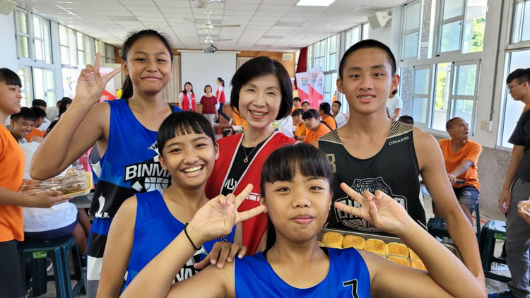 賓茂國中同學特別製作小點心招待遠傳總經理及同仁。