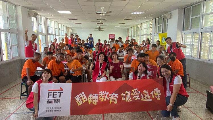 日前在台東太麻里賓茂國中，遠傳總經理井琪(中)率領高階主管、員工，並攜帶AI志工助教小狐狸、小愛講走入偏鄉，教導國中生數位科技應用，透過智慧音箱陪伴偏鄉中學生了解未來科技趨勢「大人物」， 同時透過遊戲式學習，激發學習動機，給予最溫暖的陪伴。