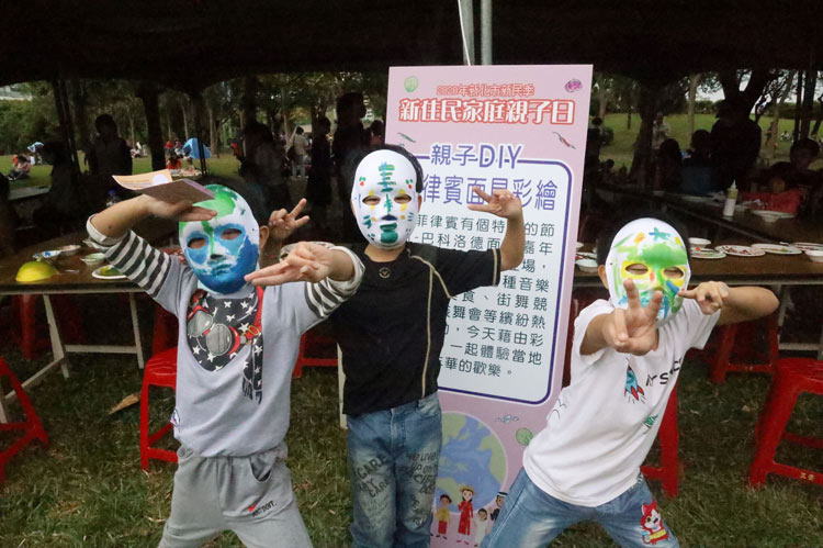 新北新住民家庭親子日，融合新住民家鄉元素的菲律賓面具彩繪親子趣味活動。
